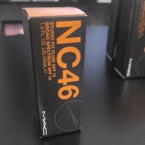 MAC Studio Fix Fluid SPF 15 Foundation NC46